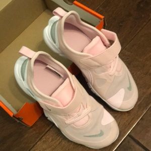 BRAND NEW IN BOX Nike free run 5.0 girls 3y